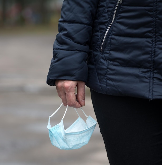 Foto una mujer está tratando de prevenir la enfermedad con un virus peligroso