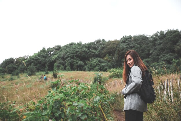 mujer trekking en el bosque