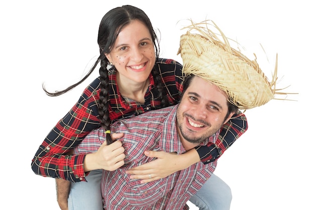 Una mujer con trenzas en el pelo se para frente a un fondo blanco.