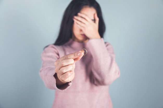 Mujer triste con anillo