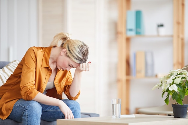 Mujer triste en casa