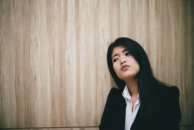 Mujer triste de cerca en la oficina chica estresada por el trabajo duro Desamor del novio Gente de Tailandia