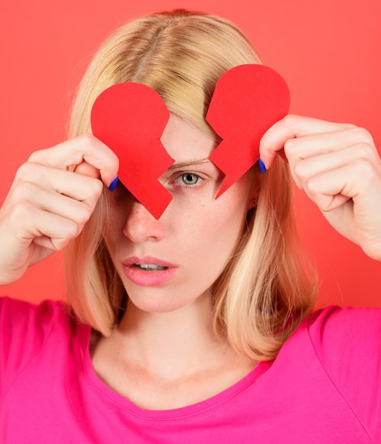 Mujer triste con corazón de papel cortado niña con desamor día de san valentín corazón roto amor infeliz