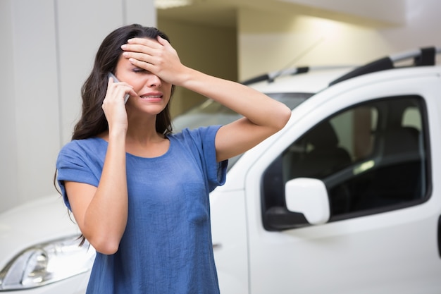 Mujer triste llamando a alguien con su teléfono móvil