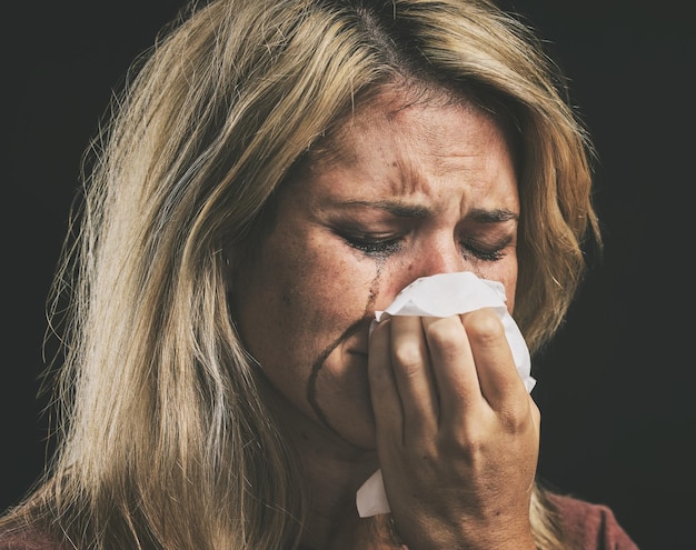 Mujer triste y llorando con depresión, ansiedad y estrés contra un fondo de estudio negro simulado Salud mental mujer frustrada y cansada pensando en abuso, miedo y error tóxico en su vida