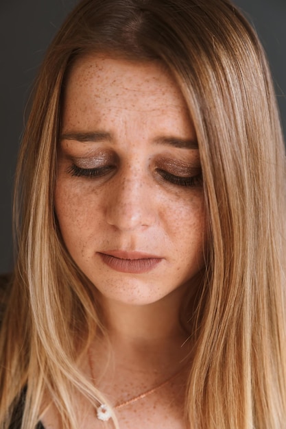 Mujer triste llorando con lágrimas en los ojos