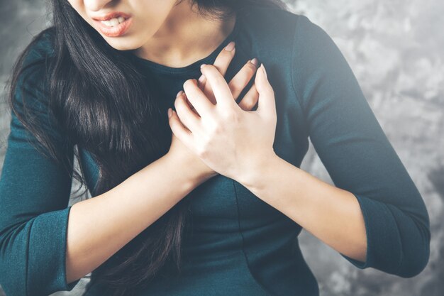 Mujer triste con la mano en el corazón