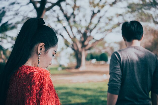 Mujer triste que mira a su novio caminando deja la vida su estilo vintage mujer angustiada concepto al aire libre