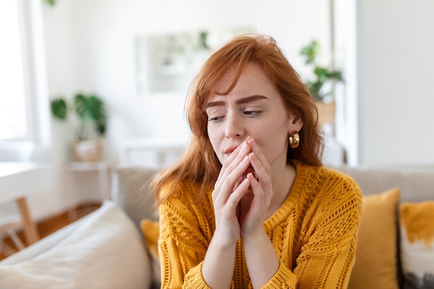 La mujer triste se siente miserable y desesperada sentada en el sofá mirando por la ventana pensando en problemas personales no ve la salida de una situación difícil de la vida Rompe el concepto de chica engañada desgarradora