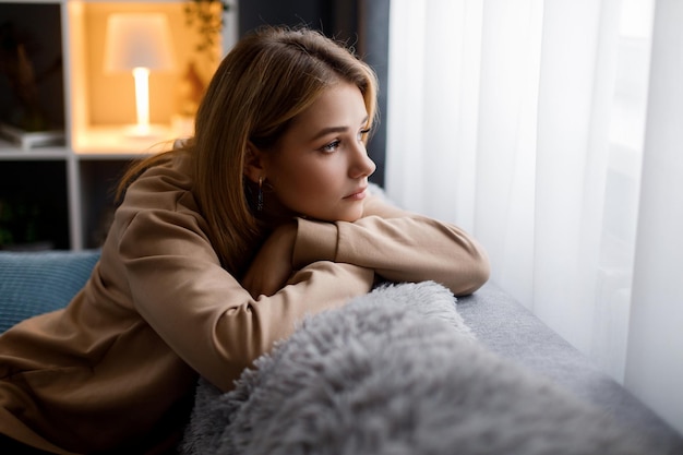 Foto mujer triste en el sofá