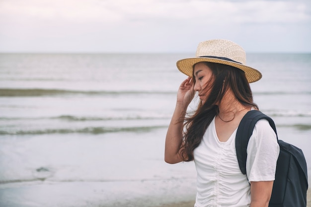 Una mujer triste sola junto al mar.