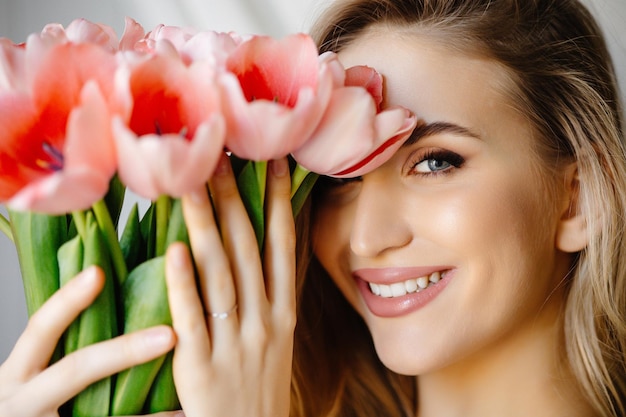 Mujer con tulipanes retrato de mujer feliz tiempo de primavera