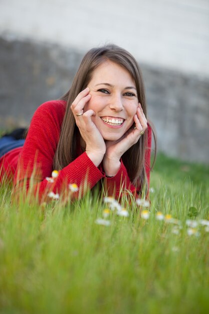 Mujer tumbada en la hierba con muchas flores