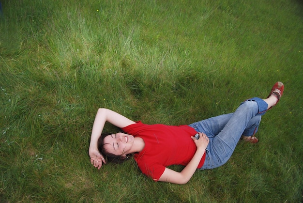 mujer tumbada en la hierba (NIKON D80; 2.6.2007; 1/800 a f/3,5; ISO 320; balance de blancos: Automático; distancia focal: 18 mm)