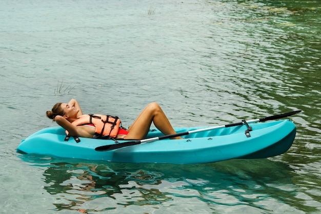 Mujer tumbada en el kayak