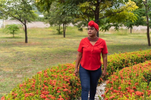 Mujer con turbante caminando en el parque