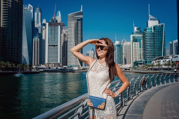 Foto mujer de turismo de viajes de dubai de vacaciones caminando