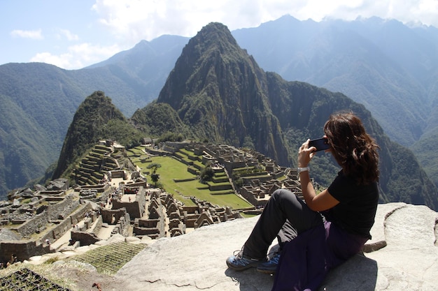 Una mujer turista alucinando mirando Machu Picchu Machu Picchu Perú