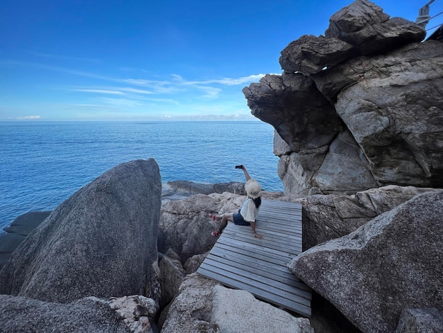 Mujer turista asiática selfie en el punto de vista sobre el fondo azul del mar