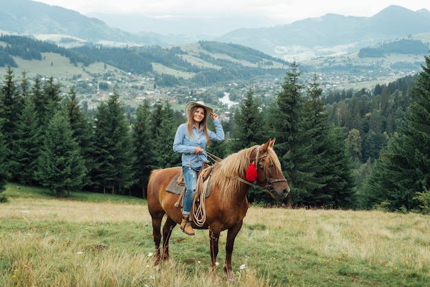 Mujer turista a caballo en las montañas