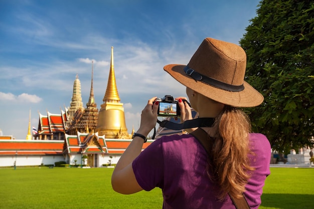 Foto mujer turista con cámara en bangkok