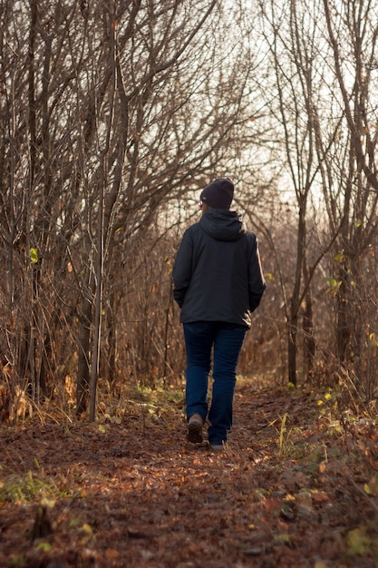 Mujer turista caminando por un bosque