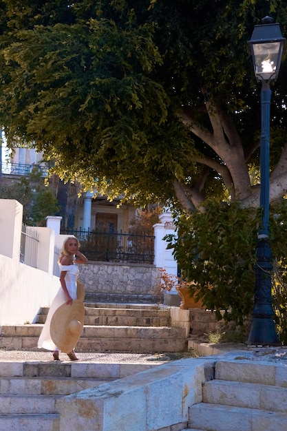 Mujer turista caminando por las calles de una antigua ciudad griega