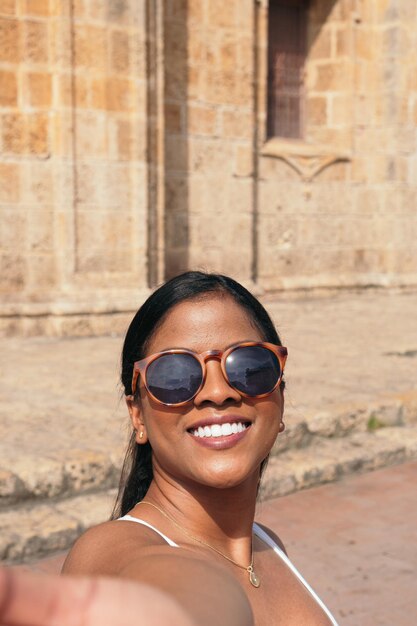 Mujer turista caminando por las coloridas calles de Cartagena de Indias Colombia