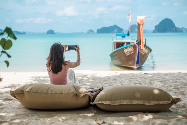 Foto mujer turista descansa en la hermosa isla de la playa en el destino de verano wanderlust asia travel concepto de vacaciones y vacaciones de verano tropical