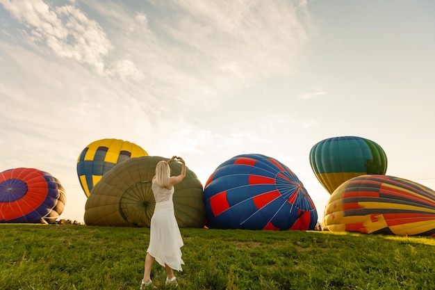 Una mujer turista disfrutando de una maravillosa vista de los globos. Concepto de viaje feliz