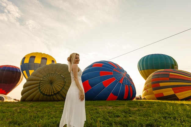 Una mujer turista disfrutando de una maravillosa vista de los globos. Concepto de viaje feliz