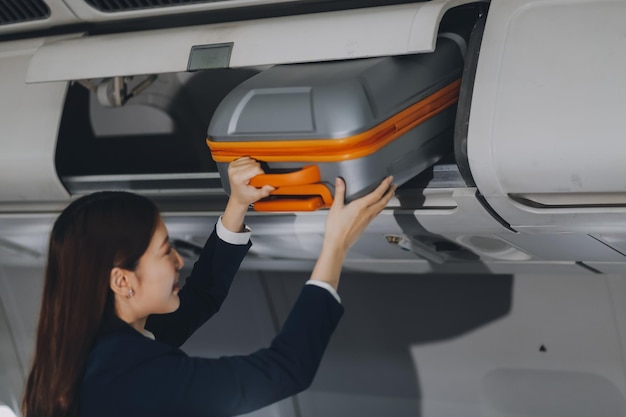 Mujer turista empacando su equipaje en la cabina del avión