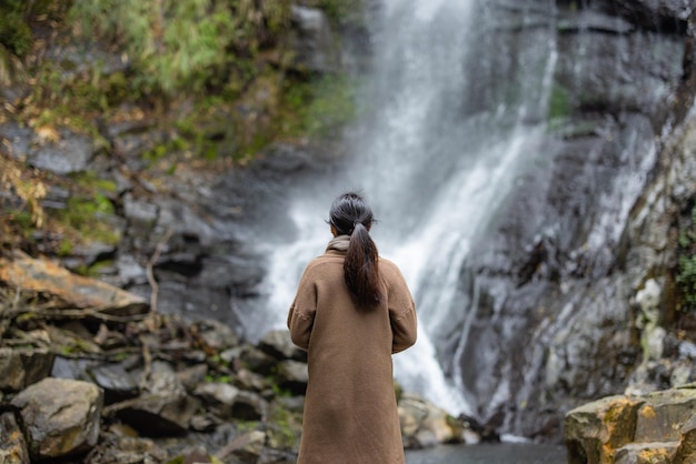 Mujer turista va de excursión a ver la cascada de Wufengqi en Yilan de Taiwán