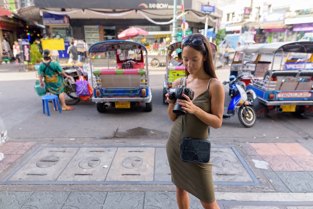 Mujer turista explorando la ciudad de Bangkok en Khao San Road