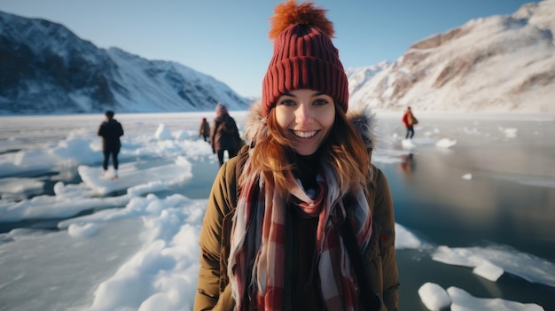 Mujer turista feliz patinando sobre hielo en un lago congelado con un hermoso paisaje de montaña