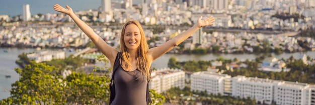 Foto mujer turista en el fondo de la ciudad de nha trang viaje a vietnam concepto pancarta de formato largo