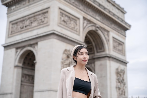 Mujer turista en el fondo del famoso Arco del Triunfo Invierno u otoño en Europa París Francia