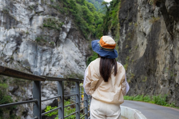 Foto mujer turista hace senderismo en el parque nacional de taroko en hualien de taiwán