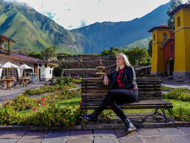 Mujer turista en la Iglesia de Yucay en el Valle Sagrado de los Incas en la ciudad de Cusco