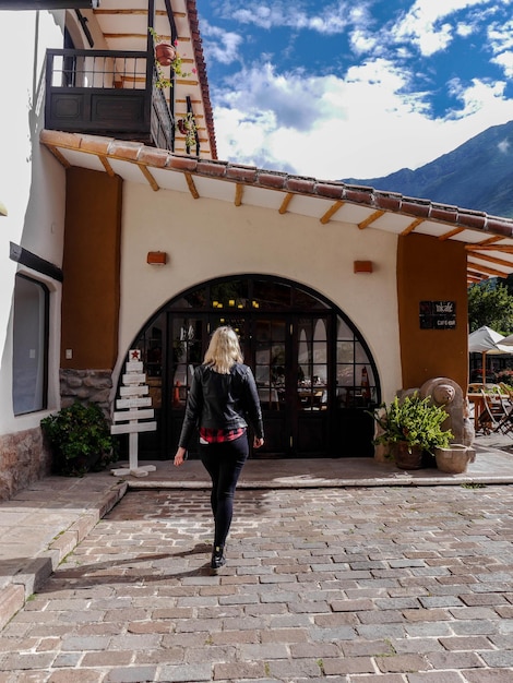 Mujer turista en la Iglesia de Yucay en el Valle Sagrado de los Incas en la ciudad de Cusco