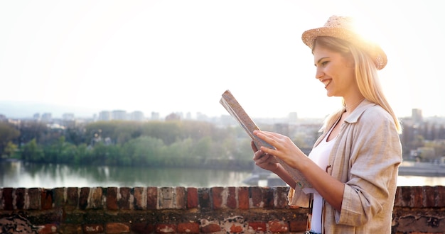 Mujer turista con mapa de viajeros para viajar al destino