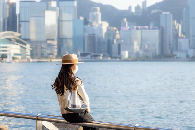 Mujer turista mira la ciudad de Hong Kong