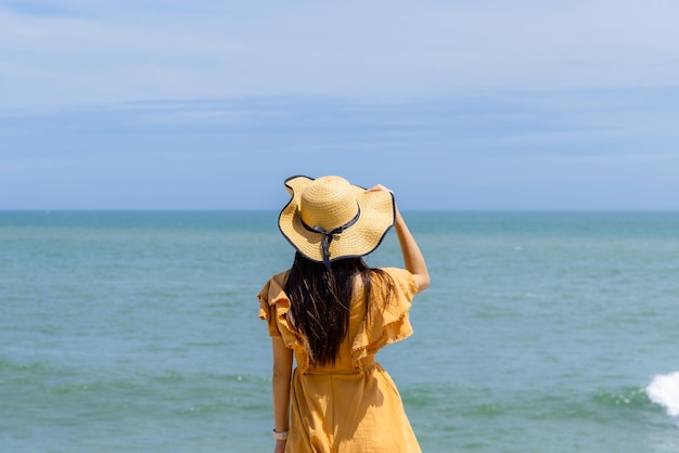 Mujer turista mira el hermoso mar azul