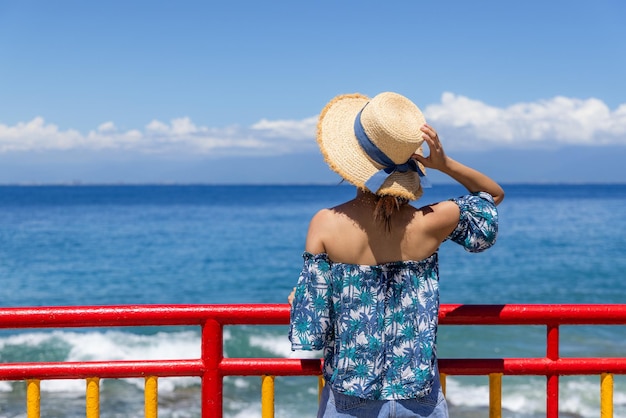 Mujer turista mira el mar en la isla de liuqiu de Taiwán