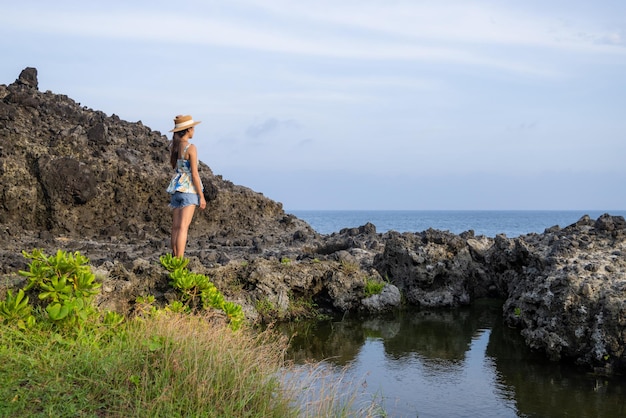 Mujer turista mira el mar