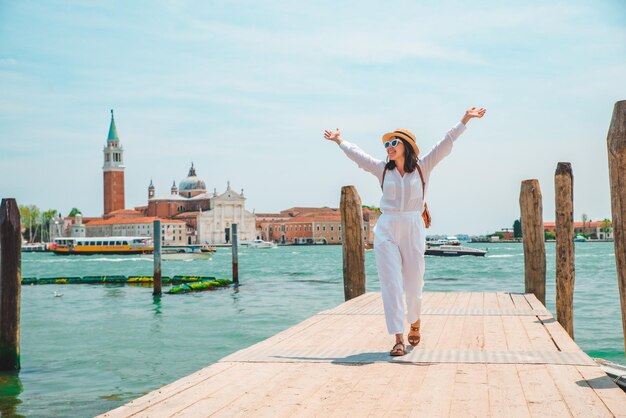 Mujer turista mirando la basílica de san giorgio maggiore venecia italia