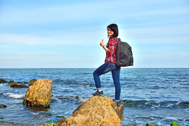 Mujer turista mostrando el pulgar hacia arriba