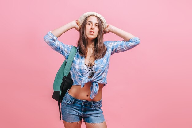 Mujer turista en pared rosa