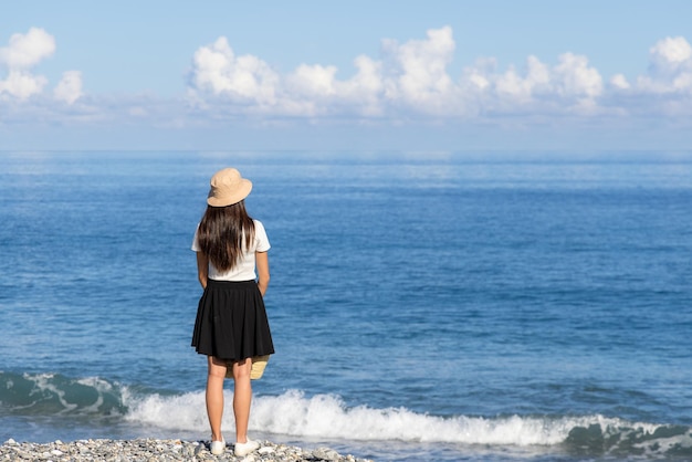 Mujer turista va a la playa de piedra de Manbo en Hualien