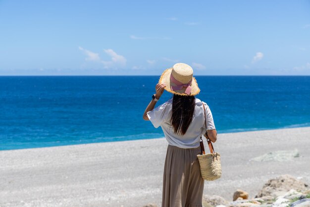 Mujer turista en la playa de Qixingtan en Hualien de Taiwán